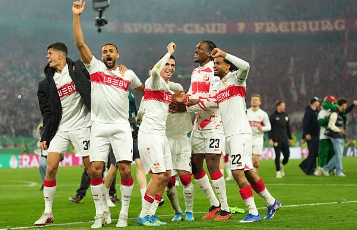 Các cầu thủ Stuttgart ăn mừng vé vào chung kết DFB Cup.