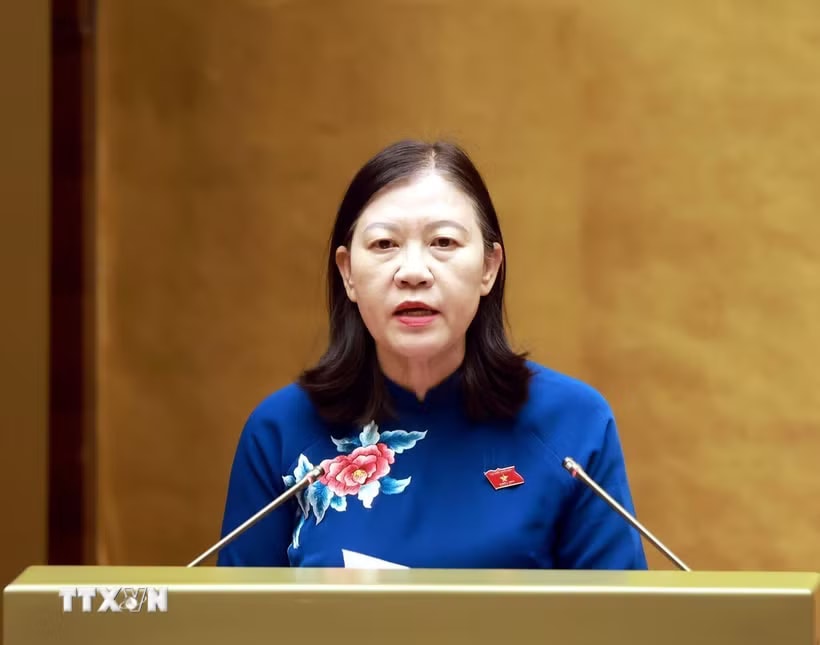 Chủ nhiệm Ủy ban Dân nguyện và Giám sát của Quốc hội Lê Thị Nga trình bày Báo cáo giải trình, tiếp thu, chỉnh lý về 02 dự thảo: Nghị quyết về Chương trình giám sát của Quốc hội năm 2027; Nghị quyết về thành lập Đoàn giám sát chuyên đề của Quốc hội năm 2027. (Ảnh: Tuấn Anh/TTXVN)