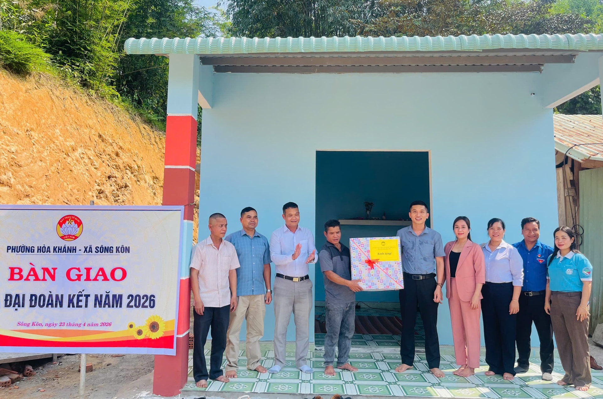 Đại diện Ủy ban MTTQ Việt Nam phường Hòa Khánh bàn giao nhà đại đoàn kết cho hộ nghèo. Ảnh: QUANG THẮNG