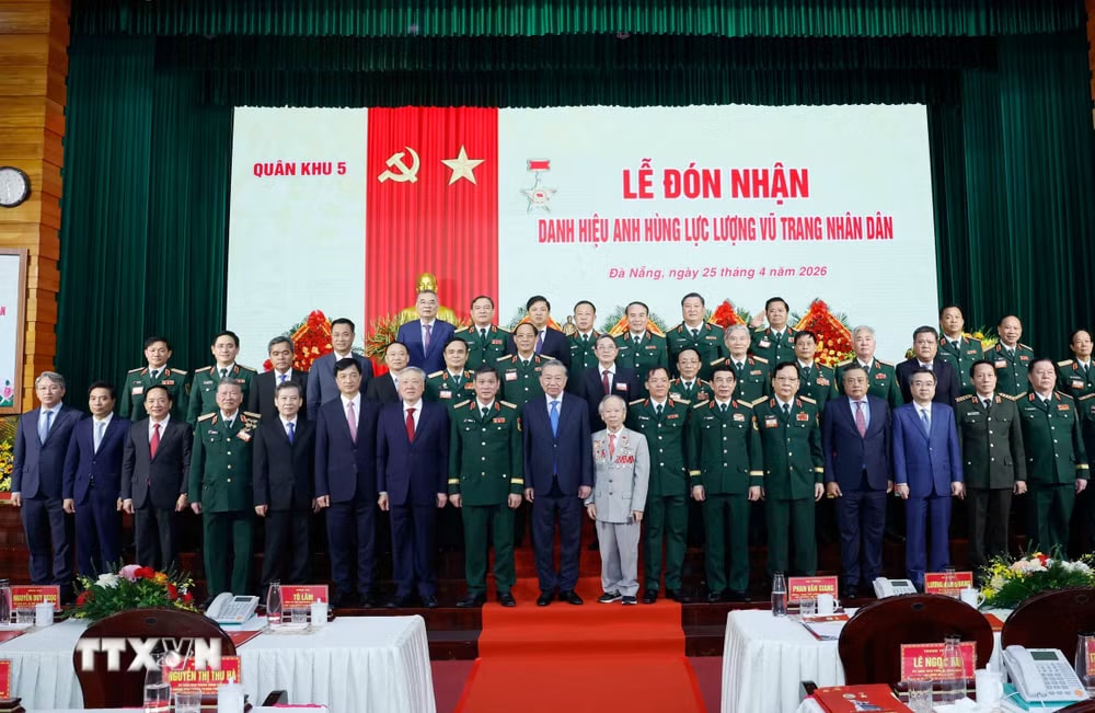 ttxvn-tong-bi-thu-chu-tich-nuoc-du-le-don-nhan-danh-hieu-anh-hung-llvt-nhan-dan-cua-quan-khu-5-5.jpg