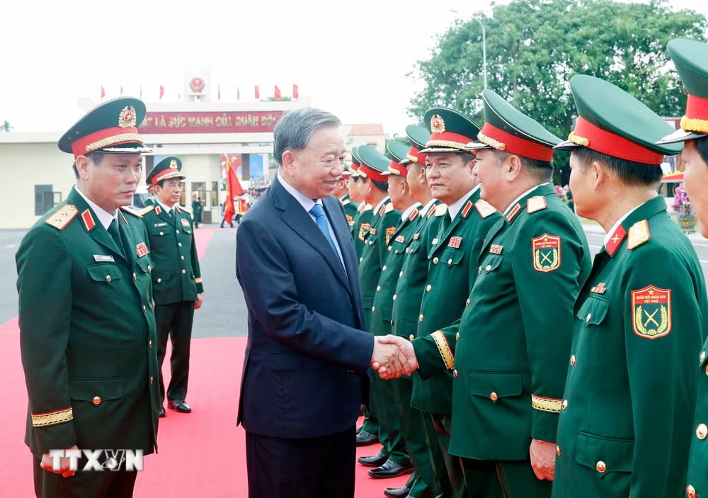 ttxvn-tong-bi-thu-chu-tich-nuoc-du-le-don-nhan-danh-hieu-anh-hung-llvt-nhan-dan-cua-quan-khu-5-11.jpg