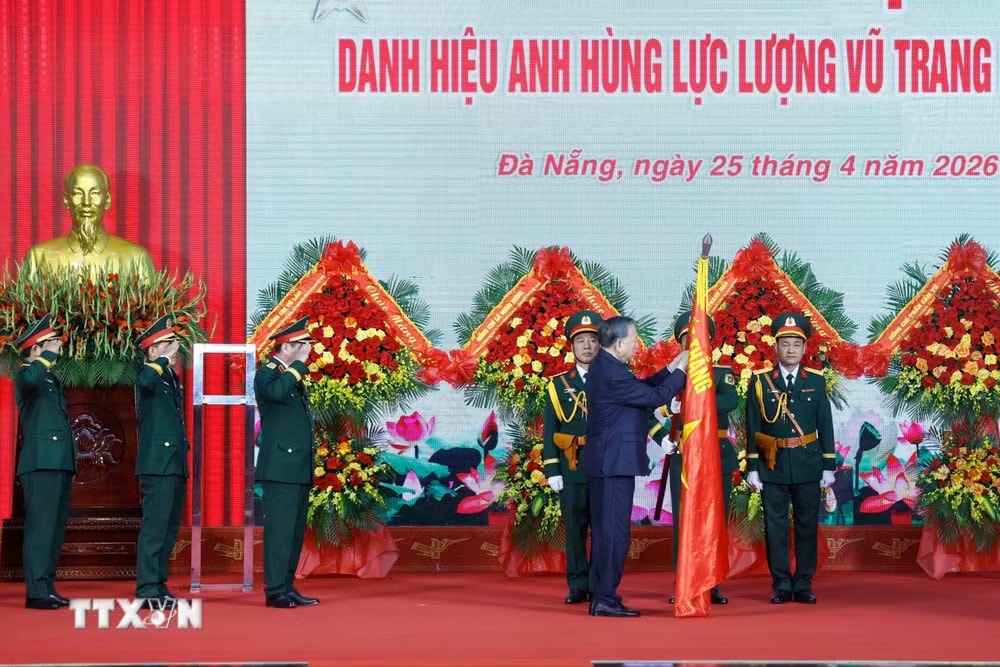 ttxvn-tong-bi-thu-chu-tich-nuoc-du-le-don-nhan-danh-hieu-anh-hung-llvt-nhan-dan-cua-quan-khu-5-2.jpg