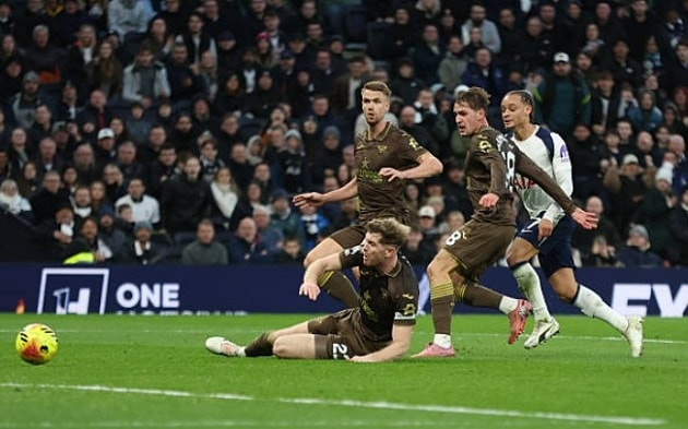 Xavi Simons tỏa sáng rực rỡ dưới thời tân HLV De Zerbi.
