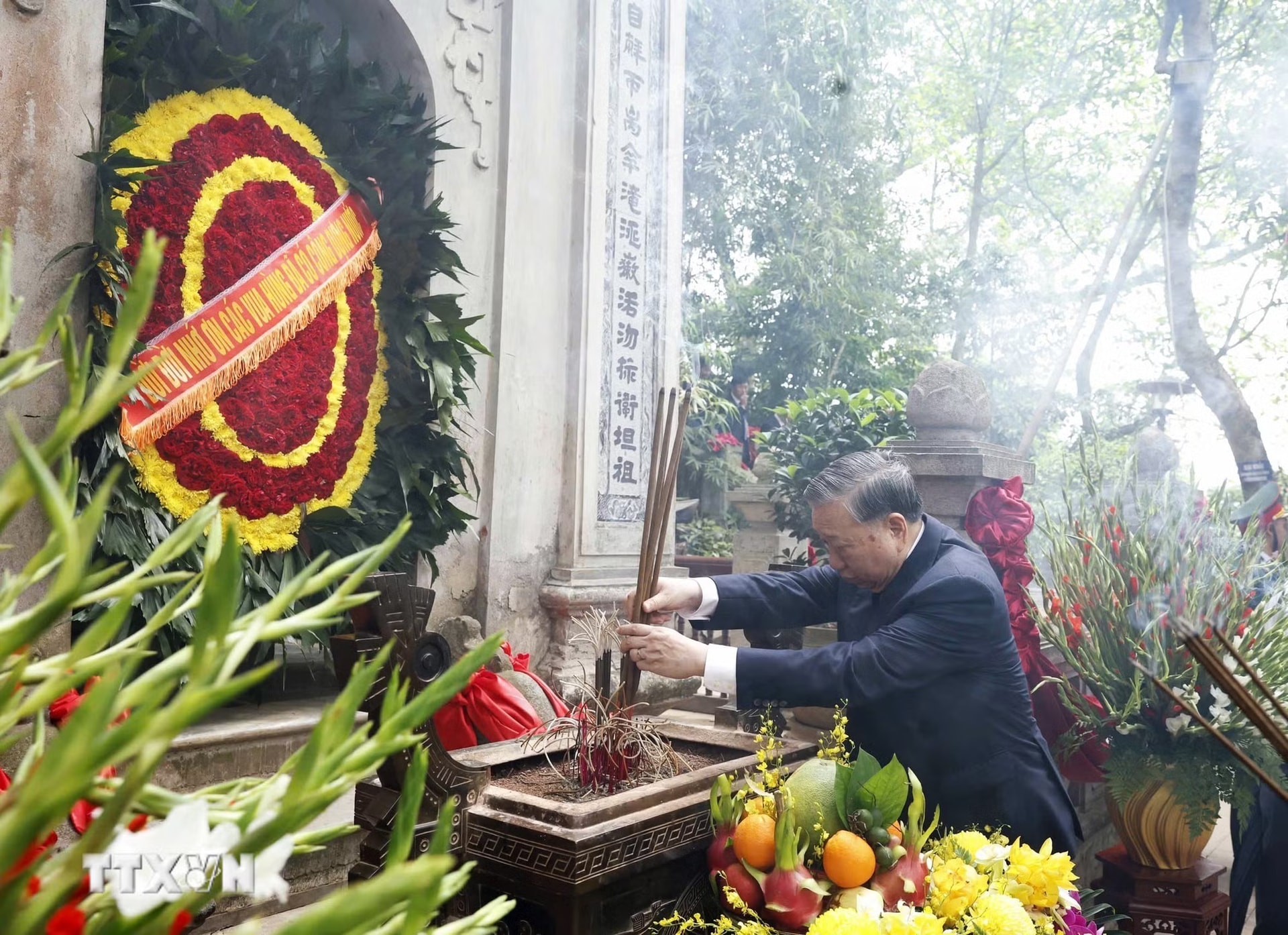 ttxvn-tong-bi-thu-chu-tich-nuoc-to-lam-dang-huong-tuong-niem-cac-vua-hung-14.jpg