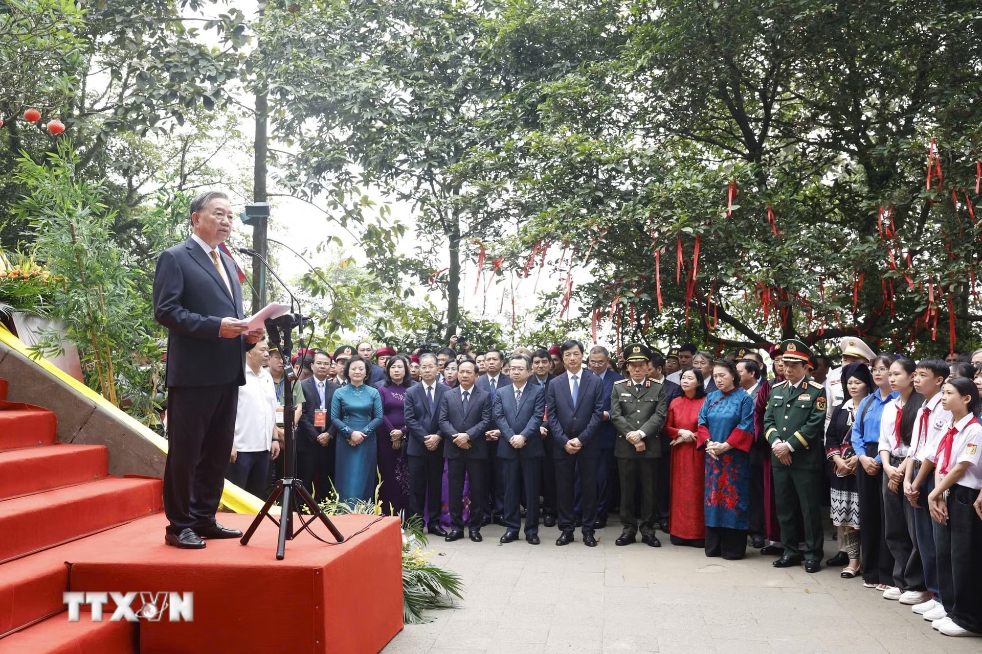 ttxvn-tong-bi-thu-chu-tich-nuoc-to-lam-dang-huong-tuong-niem-cac-vua-hung-15.jpg