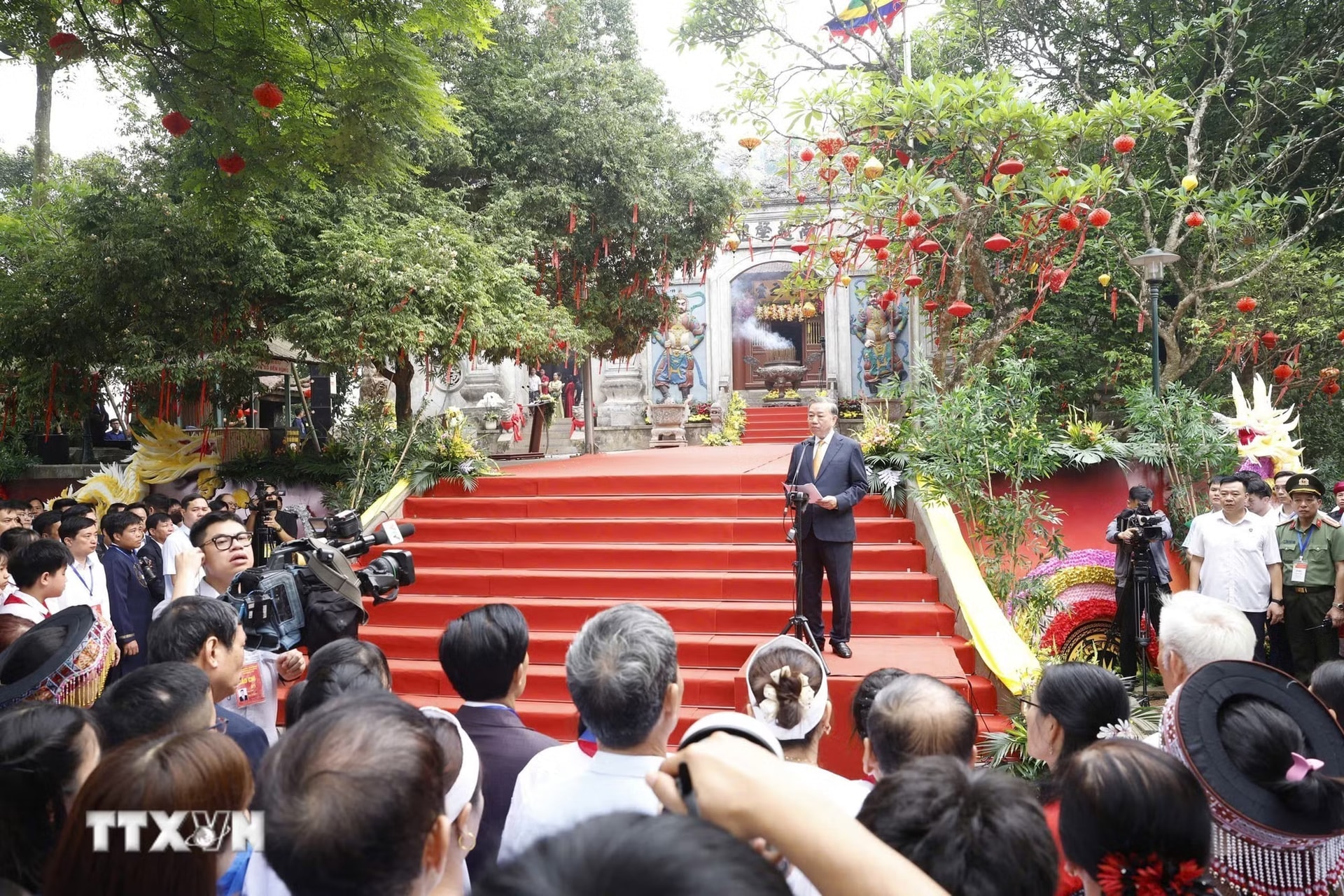 ttxvn-tong-bi-thu-chu-tich-nuoc-to-lam-dang-huong-tuong-niem-cac-vua-hung-16.jpg