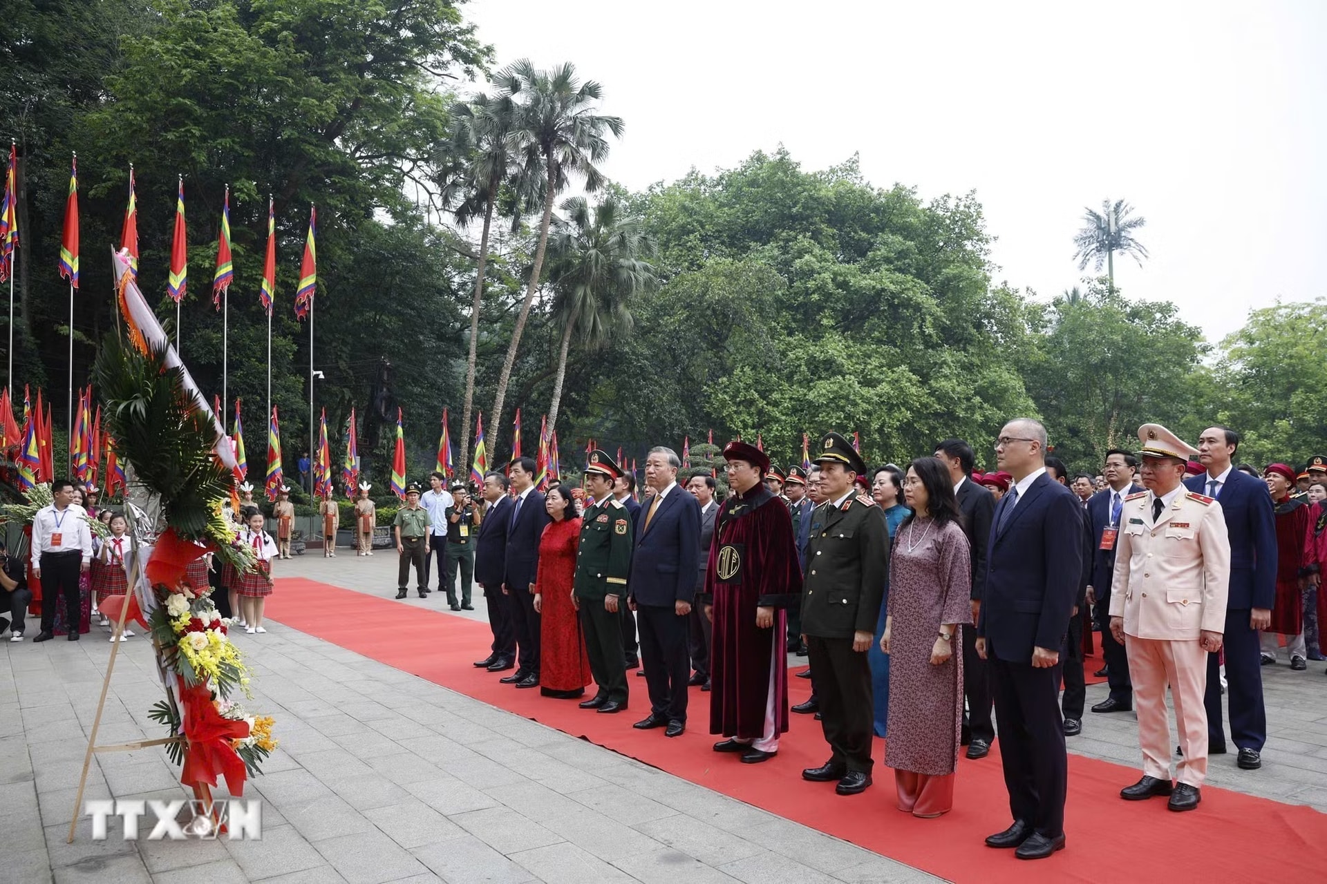 ttxvn-tong-bi-thu-chu-tich-nuoc-to-lam-dang-huong-tuong-niem-cac-vua-hung-24.jpg