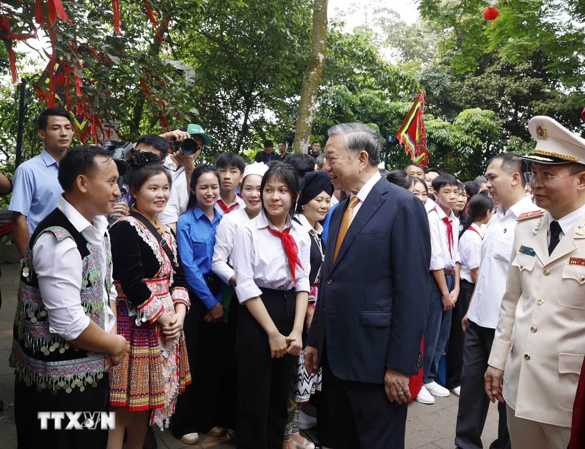 ttxvn-tong-bi-thu-chu-tich-nuoc-to-lam-dang-huong-tuong-niem-cac-vua-hung-12.jpg