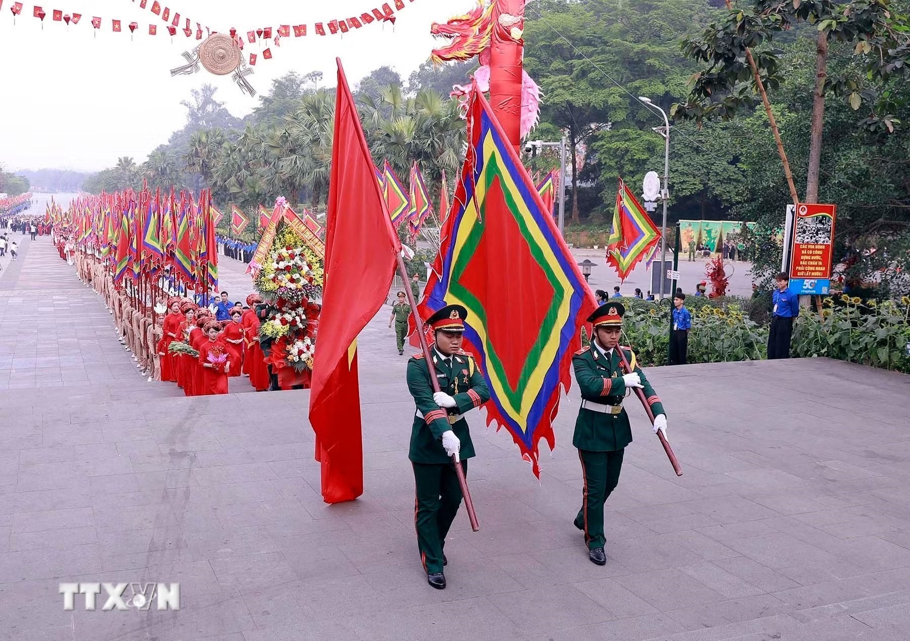 ttxvn-tong-bi-thu-chu-tich-nuoc-to-lam-dang-huong-tuong-niem-cac-vua-hung-7.jpg
