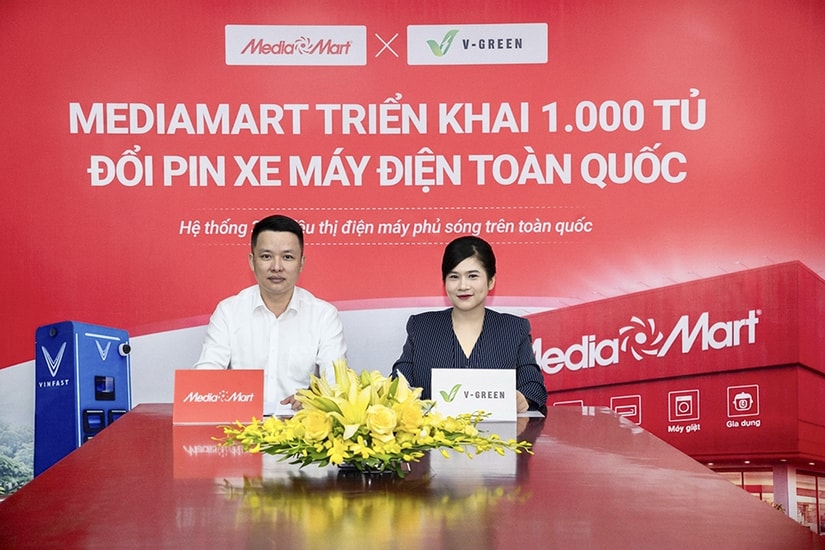 Hợp tác V-Green và MediaMart triển khai 1.000 tủ đổi pin xe máy điện