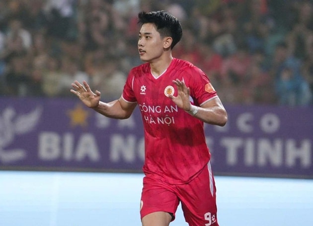 Đình Bắc vinh danh sau cú hat-trick đầu tiên trong sự nghiệp tại V-League