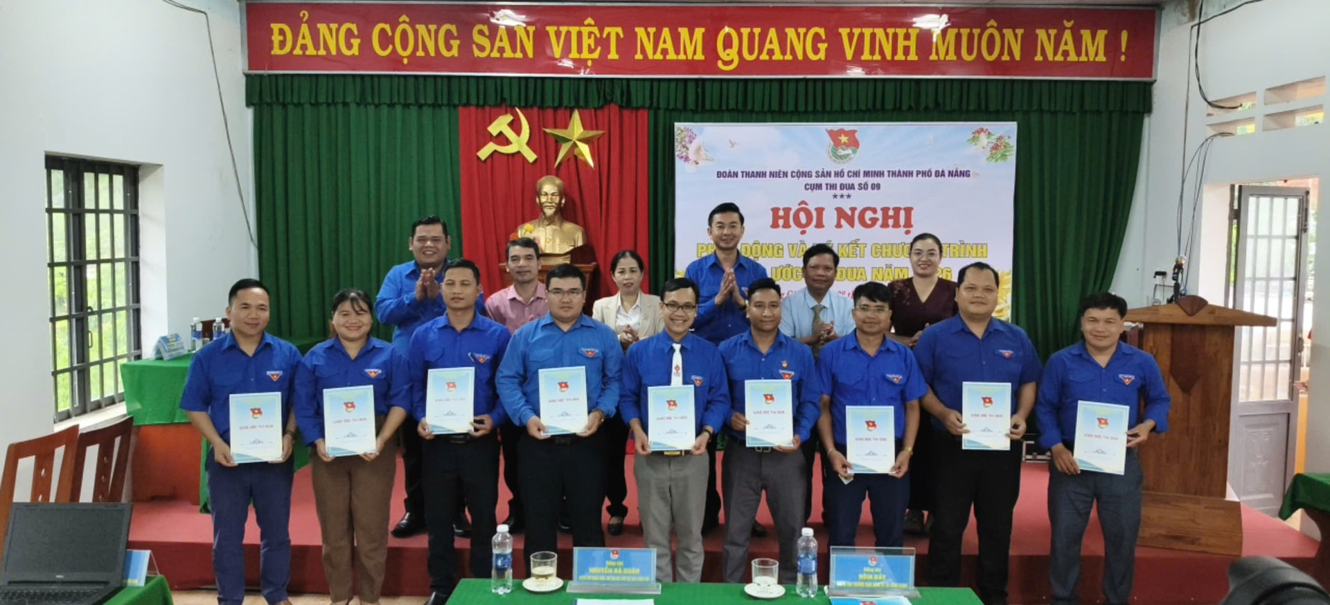 Đoàn TNCS Hồ Chí Minh 10 xã của Cụm thi đua số 9 ký kết giao ước thi đua. Ảnh NGỌC VY