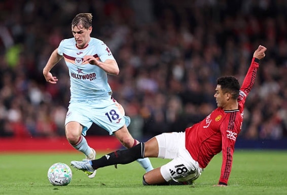 Casemiro ăn mừng bàn thắng mở tỷ số trong trận gặp Brentford