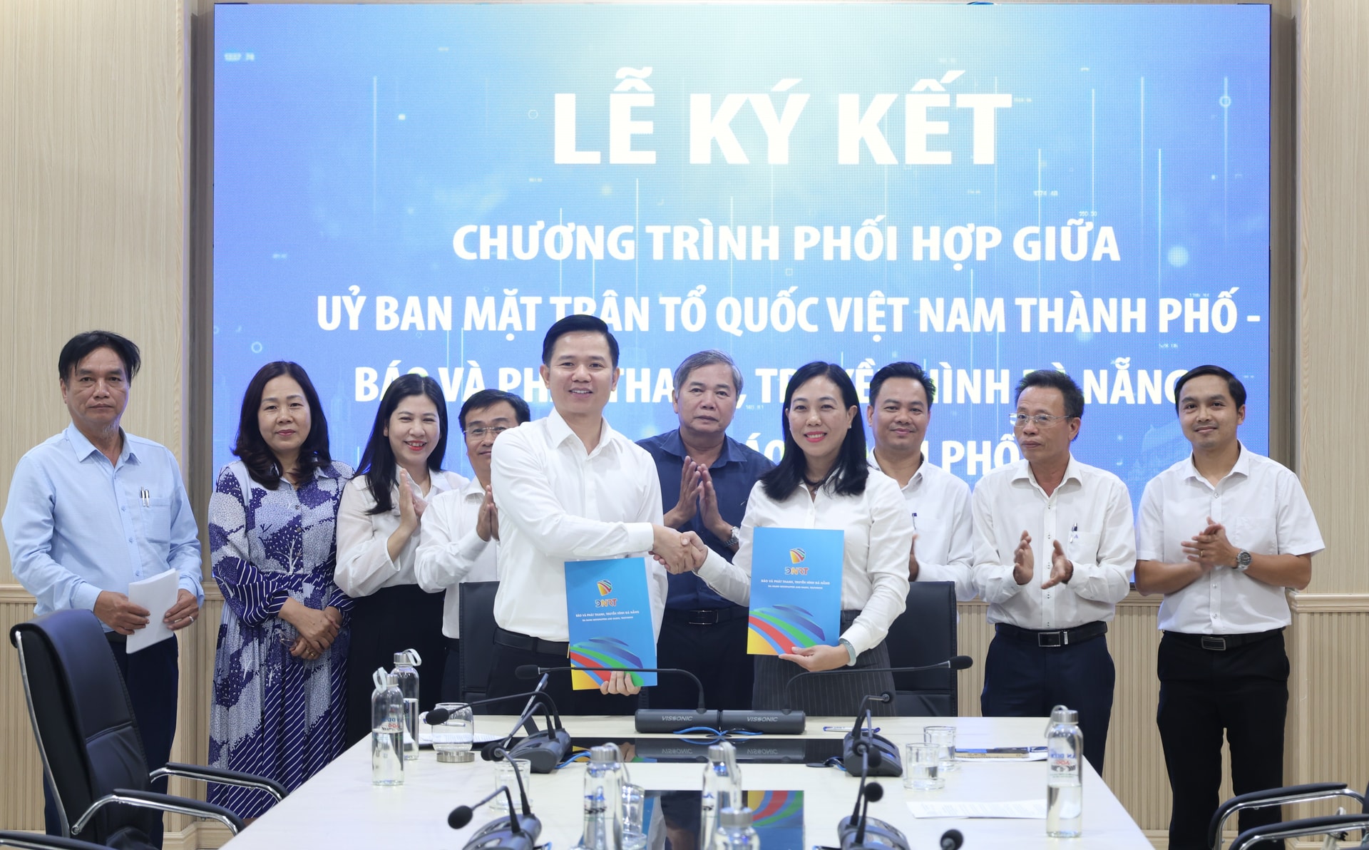 Báo và phát thanh, truyền hình Đà Nẵng ký kết chương trình phối hợp tăng cường công tác thông tin, tuyên truyền và nắm bắt dư luận xã hội giai đoạn 2026-2030 với Ủy ban MTTQ Việt Nam thành phố Đà Nẵng. Ảnh: NGỌC HÀ