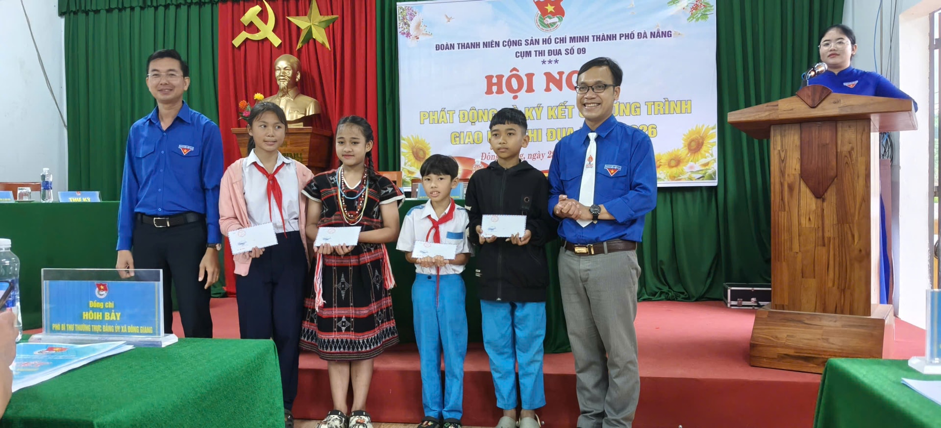 Tặng 5 suất quà cho học sinh có hoàn cảnh khó khăn của xã Đông Giang. Ảnh NGỌC VY