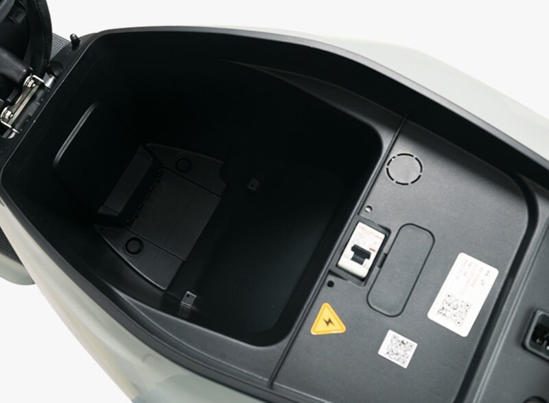Cốp xe máy điện Yadea Voltguard U80 dưới yên xe