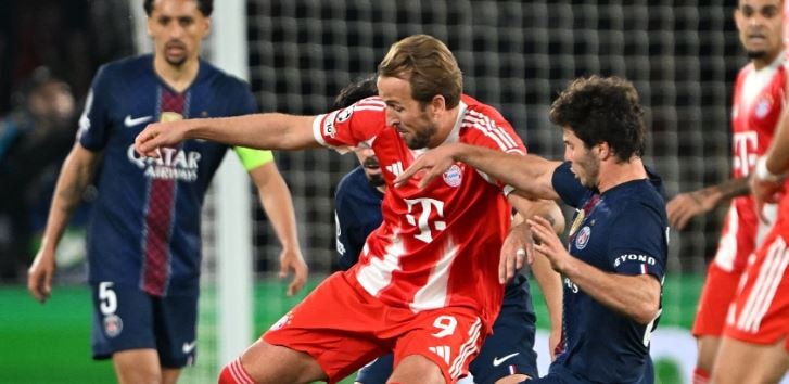 Harry Kane bị hàng phòng ngự PSG vây ráp chặt chẽ trong trận đấu.