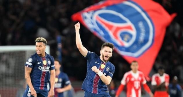 Khvicha Kvaratskhelia ăn mừng bàn thắng vào lưới Bayern Munich.