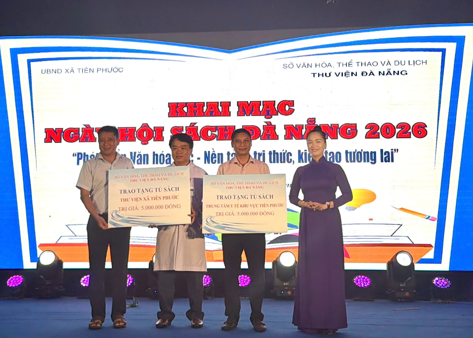 Thư viện Đà Nẵng tặng sách cho thư viện xã và trung tâm y tế khu vực Tiên Phước