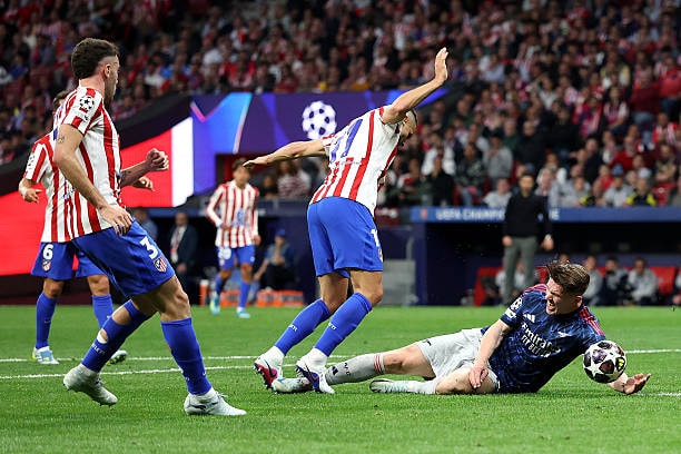 Trận bán kết Champions League giữa Arsenal và Atletico Madrid diễn ra đầy toan tính.