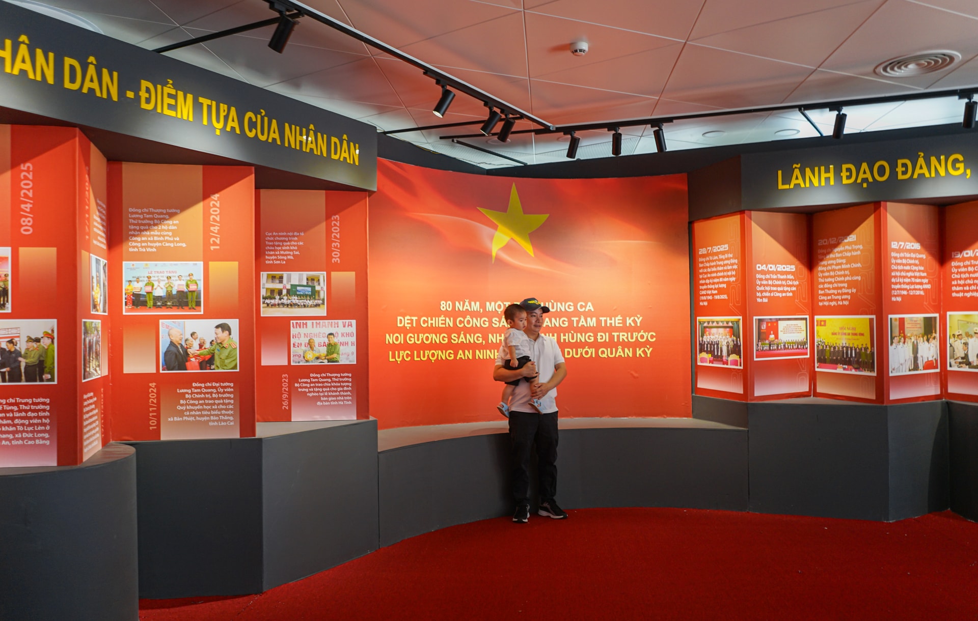 Triển lãm “80 năm An ninh nhân dân - Lá chắn bình yên” diễn ra tại Công viên APEC (phường Hải Châu), tái hiện hành trình vẻ vang của lực lượng An ninh nhân dân theo dòng chảy lịch sử. Ảnh: XUÂN SƠN