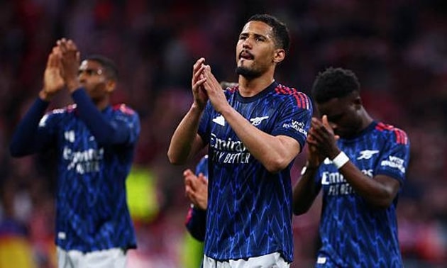 Các cầu thủ Arsenal tập trung phòng ngự trước sức ép của Atletico Madrid tại bán kết Champions League.