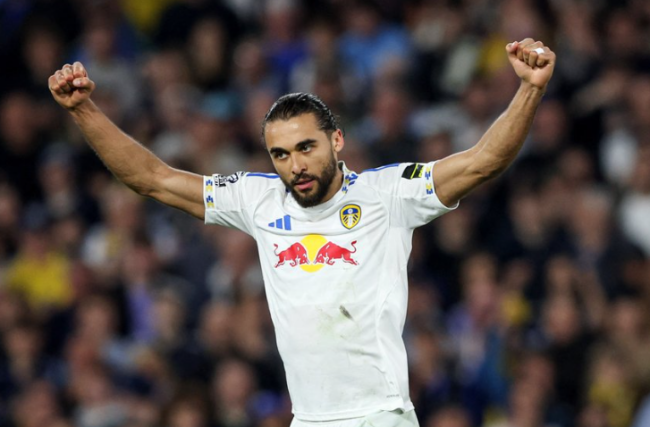 Dominic Calvert-Lewin ăn mừng bàn thắng nâng tỷ số lên 3-0 cho Leeds United.