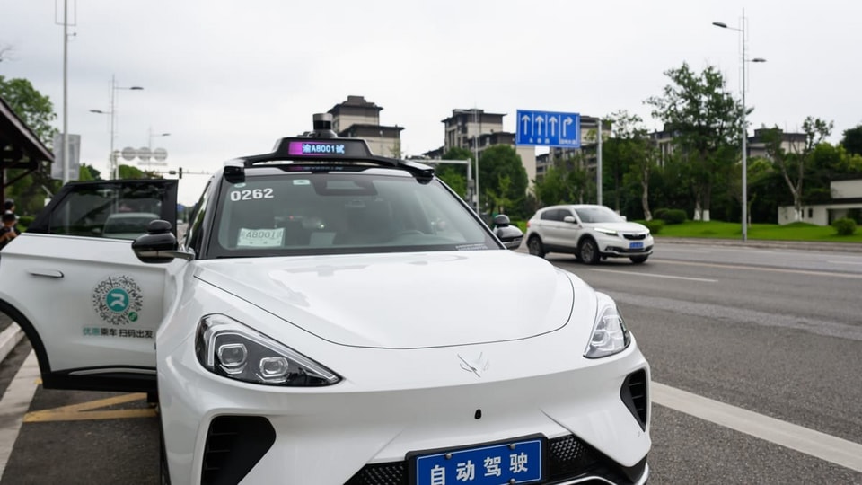 Cơ quan chức năng Trung Quốc tiến hành điều tra hệ thống điều hành xe tự lái sau sự cố hàng loạt