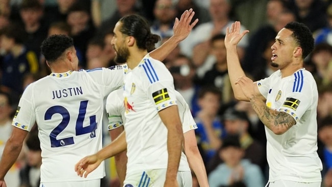 Leeds United giành chiến thắng thuyết phục 3-1 trước Burnley tại vòng 35 Ngoại hạng Anh.