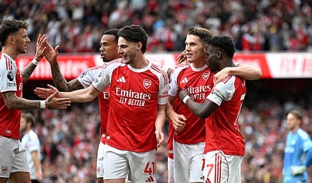 Arsenal củng cố ngôi đầu bảng Ngoại hạng Anh sau chiến thắng thuyết phục trước đối thủ cùng thành phố.