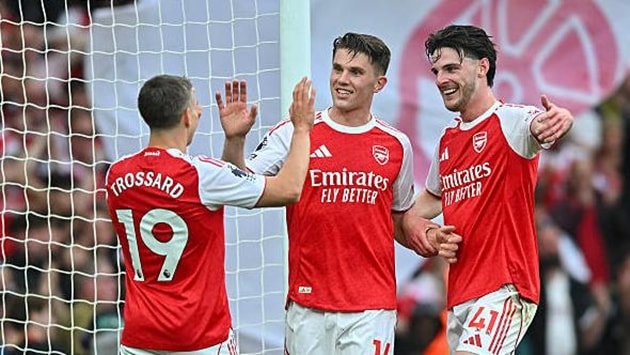 Viktor Gyokeres và các đồng đội ăn mừng bàn thắng mở tỷ số trong trận đấu với Fulham tại Emirates.