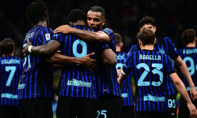 Inter Milan áp đảo thế trận trước Parma tại sân nhà Giuseppe Meazza.