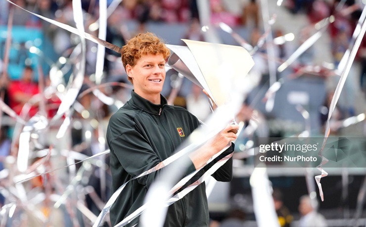 Jannik Sinner nâng cao cúp vô địch Madrid Open sau khi đánh bại Alexander Zverev trong trận chung kết
