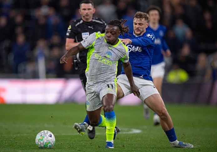 Jeremy Doku khuấy đảo hành lang cánh trái của Everton trong trận hòa 3-3.