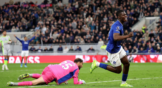 Thierno Barry tận dụng sai lầm của hàng thủ Man City để lập công.