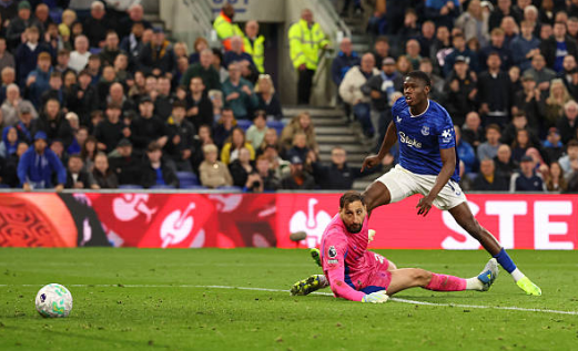Gianluigi Donnarumma nỗ lực cản phá các tình huống hãm thành của Everton
