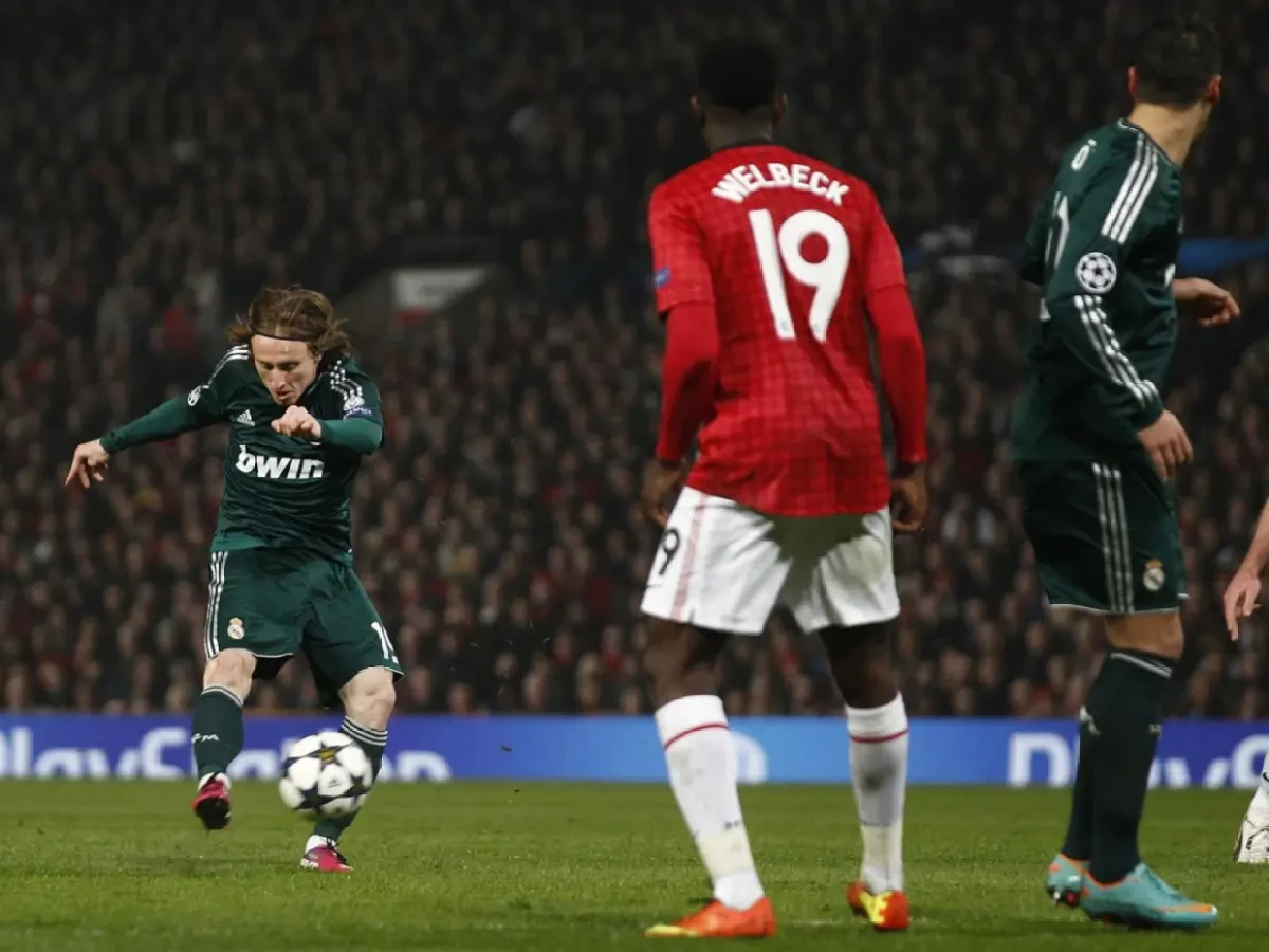 Cú dứt điểm thần sầu của Modric vào lưới Manchester United năm 2013.