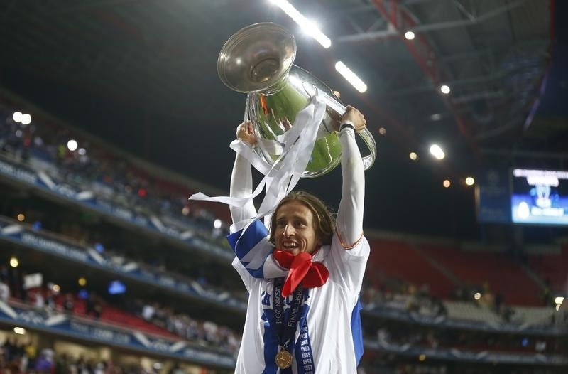 Luka Modric và các đồng đội ăn mừng chức vô địch Champions League lần thứ 10.