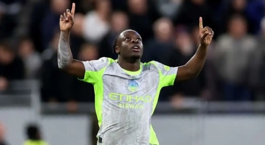 Doku ghi bàn thắng quyết định ở phút bù giờ giúp Man City giành lại 1 điểm.