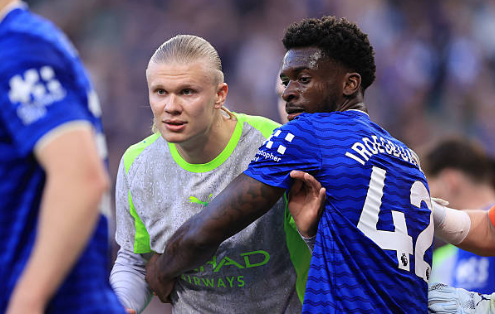 Erling Haaland nỗ lực dứt điểm trong vòng vây các hậu vệ Everton