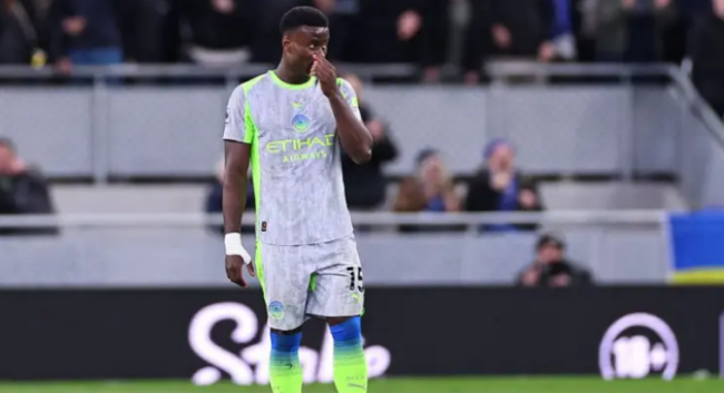 Trung vệ Marc Guehi mắc sai lầm dẫn đến bàn thua của Man City.