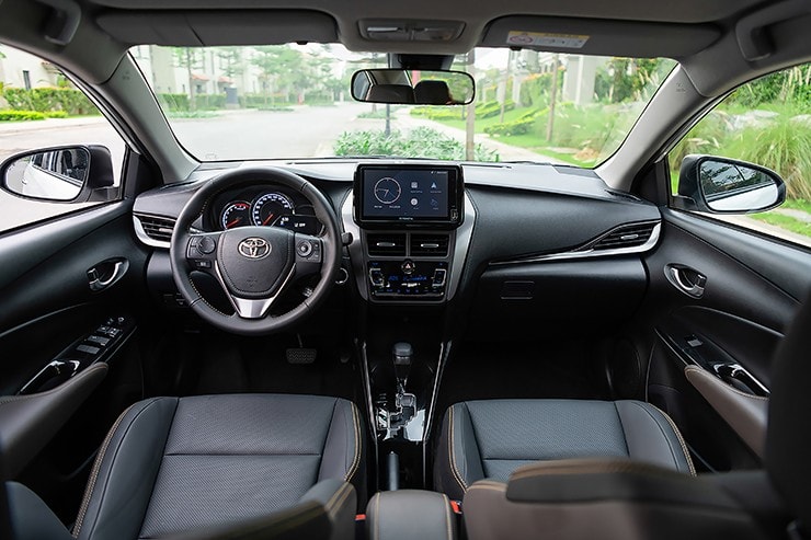 Nội thất Toyota Vios 2026 với m&agrave;n h&igrave;nh giải tr&iacute; lớn v&agrave; ghế da cao cấp