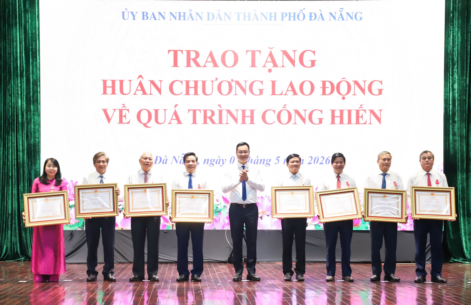 Thừa ủy quyền chủ tịch nước, Bí thư Thành ủy Lê Ngọc Quang (giữa) trao Huân chương Lao động cho các cá nhân về quá trình cống hiến. Ảnh: NGỌC PHÚ
