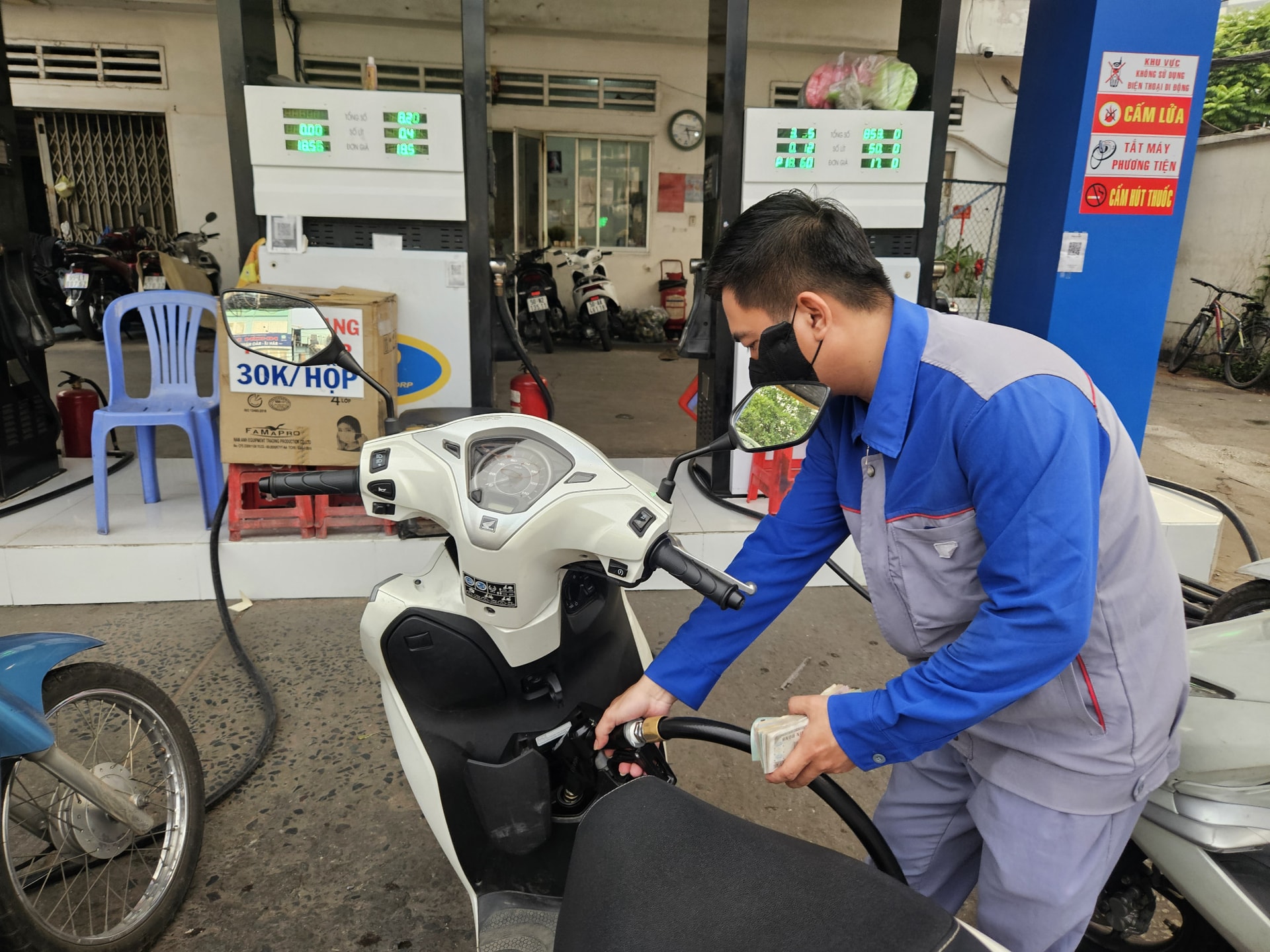 Giá xăng dầu hôm nay 7/5/2026: Xăng RON 95 vượt 24.300 đồng/lít