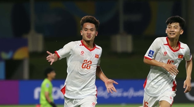 Quang Hưng ăn mừng bàn thắng vào lưới U17 Yemen