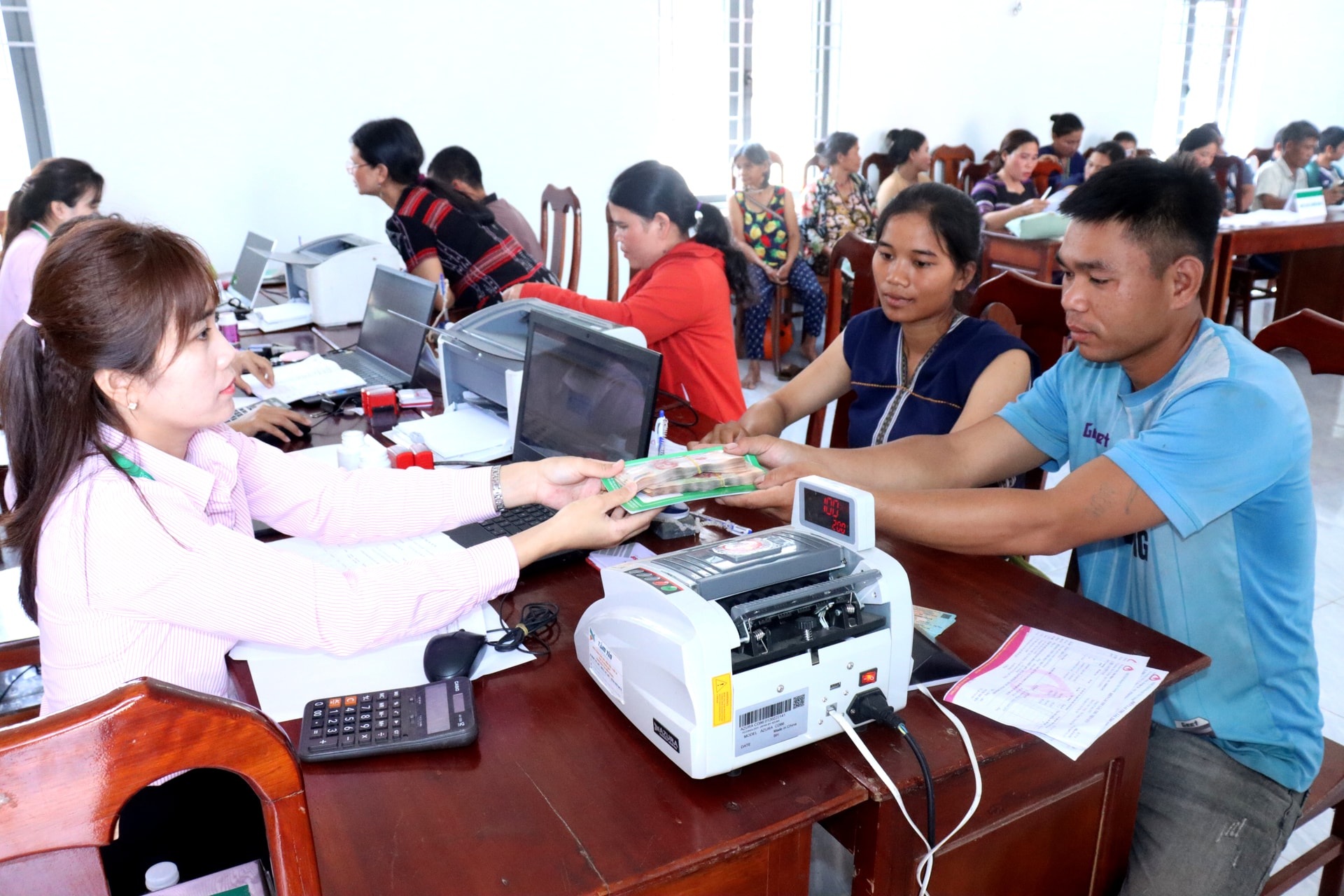 Vietnam Sosyal Politikalar Bankası'nın Tay Giang şubesi, halkın gerçek ihtiyaçlarını karşılayan sermaye desteğini sağlamak için fonları derhal dağıttı.