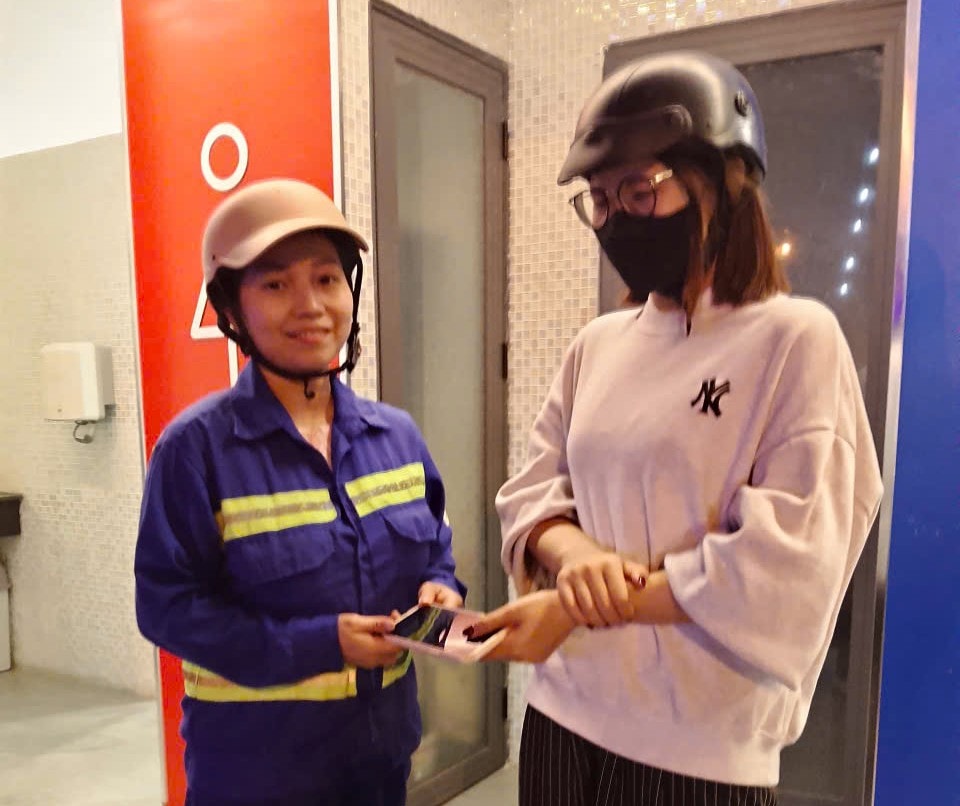 Chị Trần Vũ Hạ Lan (bên trái) trao trả tài sản cho du khách. Ảnh do nhân vật cung cấp