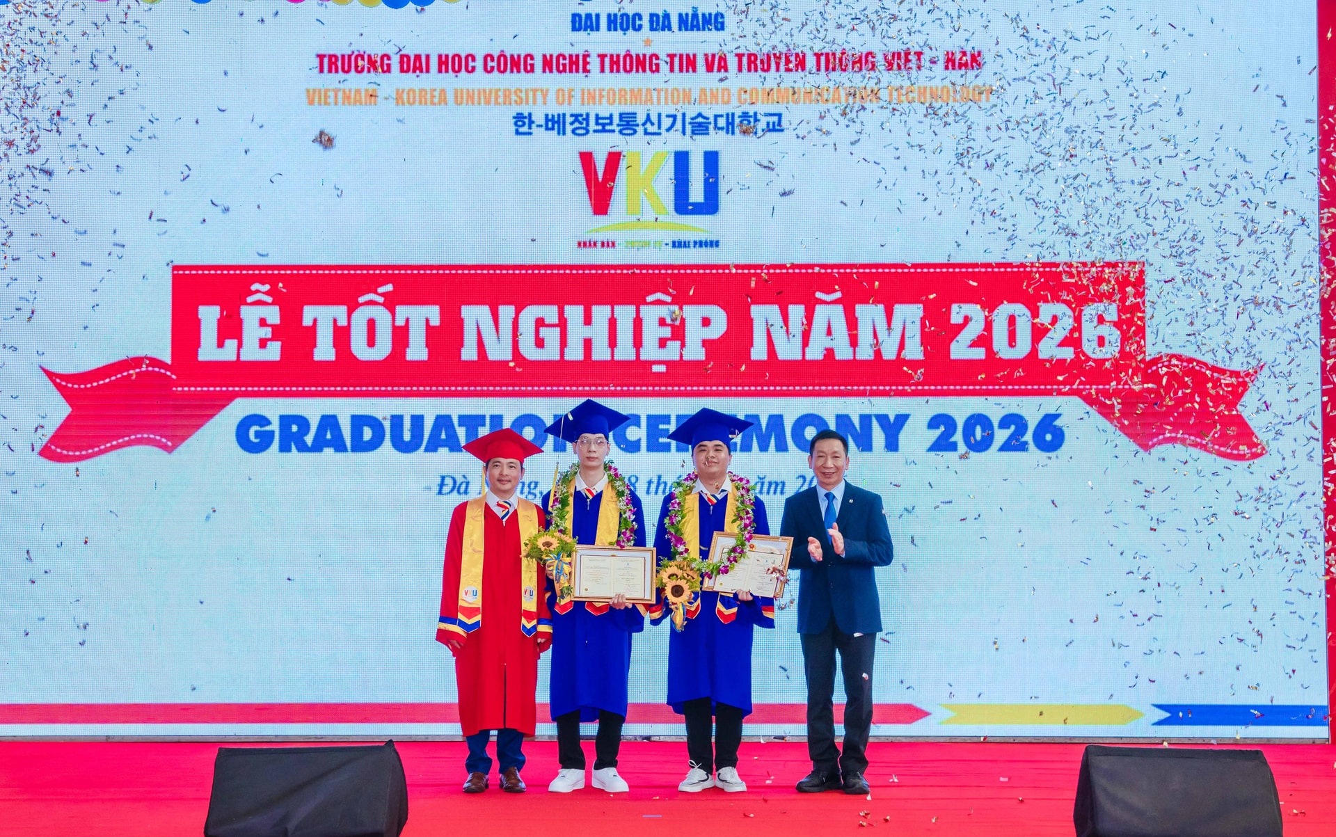 8-5, trao bằng