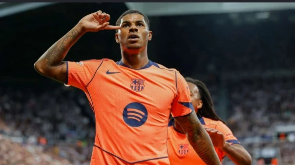 Marcus Rashford ăn mừng bàn thắng trong màu áo Barcelona tại La Liga