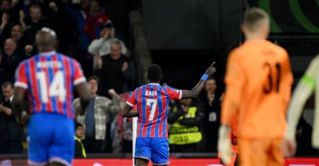 Các cầu thủ Crystal Palace ăn mừng chiến tích lịch sử tại Selhurst Park.